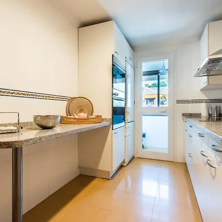 Center Iii Apartment *